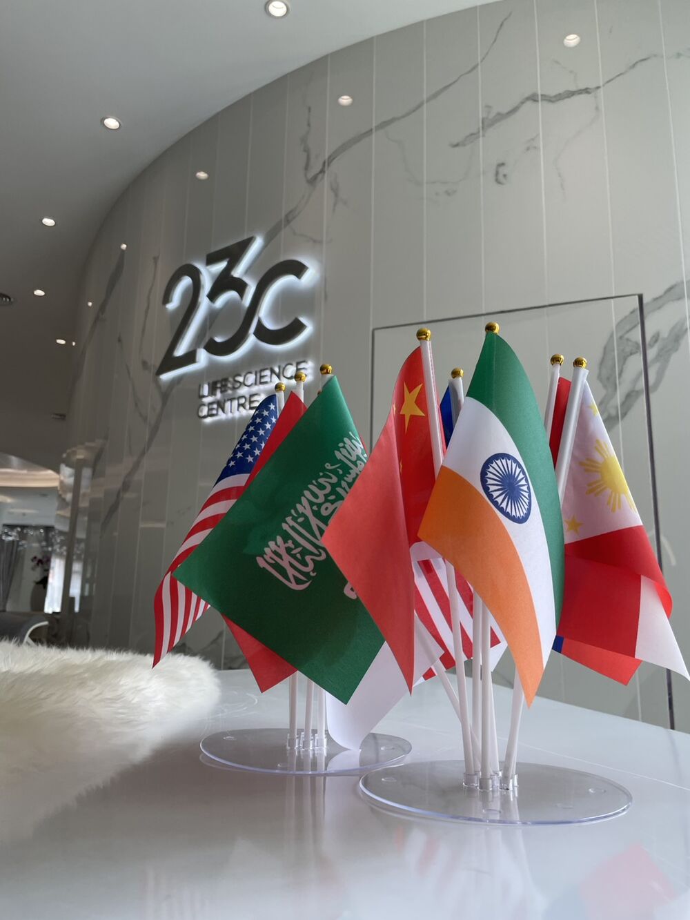 23Cロビー。世界各国から患者が訪れる